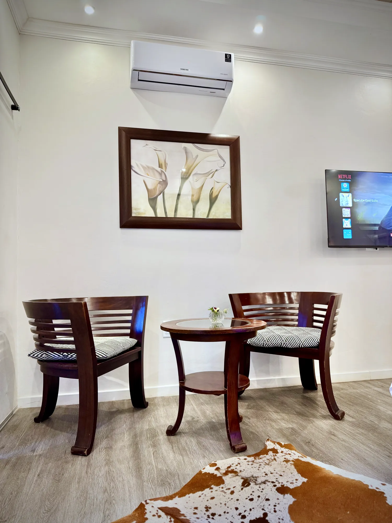 Cedar Luxury Studio seating with two carved chairs and a round table