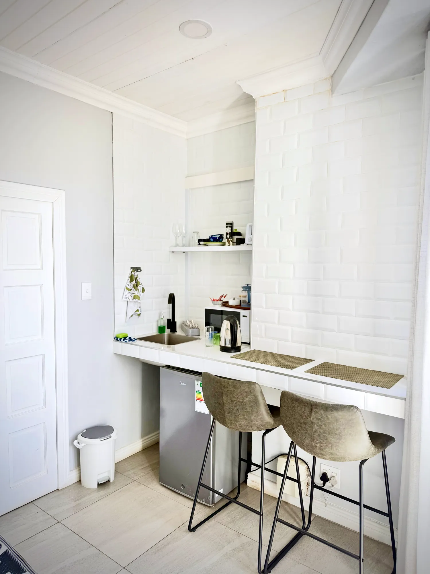 Oak Luxury Studio kitchenette with breakfast counter and two bar stools