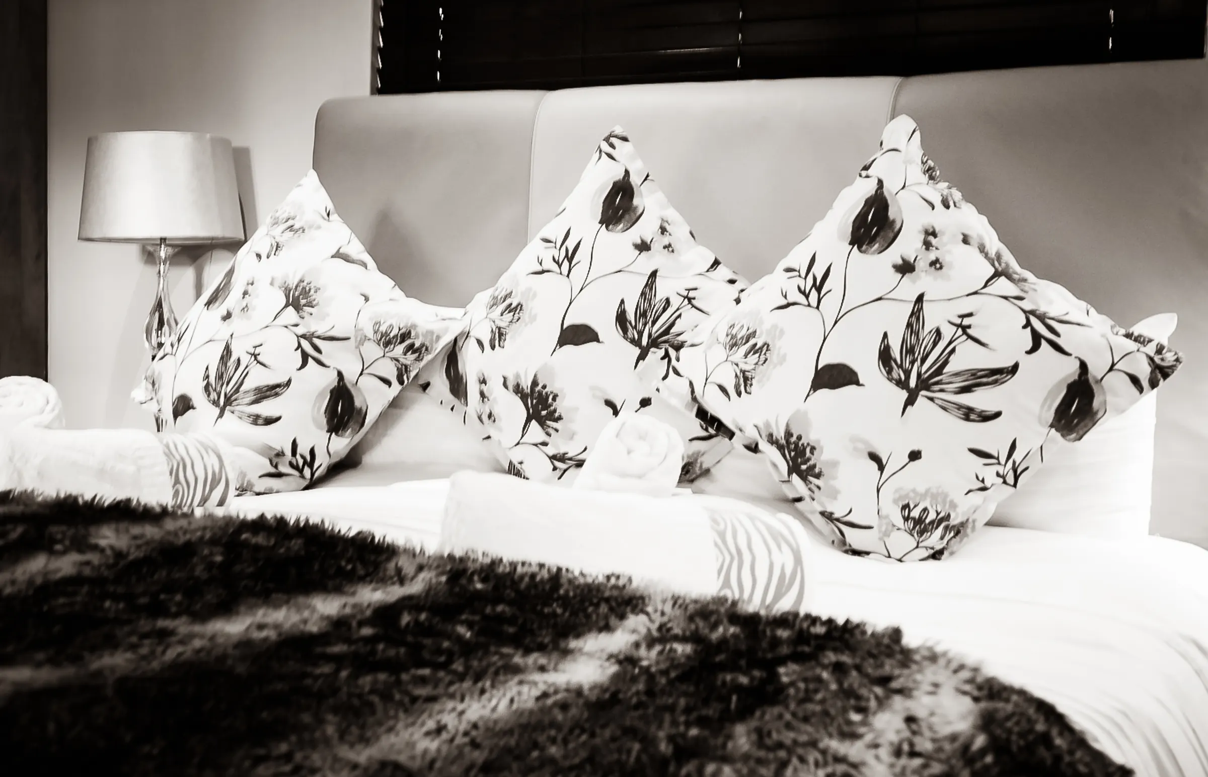 Patterned cushions on a suite bed